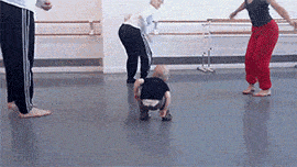 Danza moderna liderada por bebé