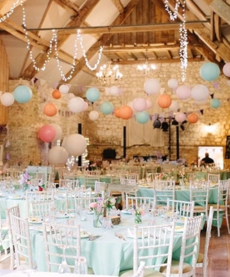 Salón decorado con globos